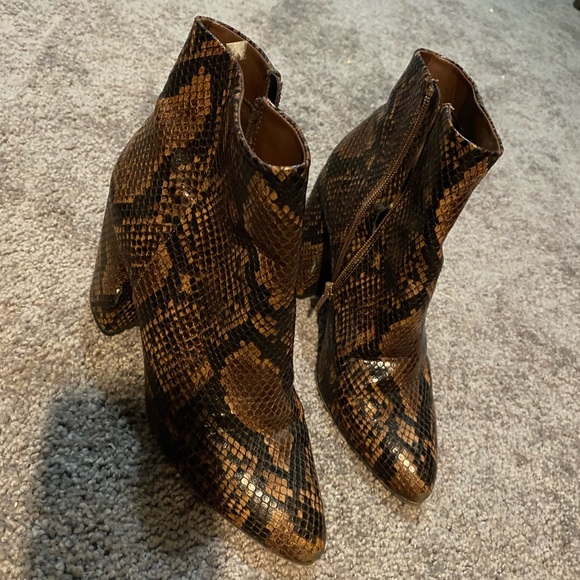 Steve Madden snake skin pointed boots with block heels. - Picture 2 of 7